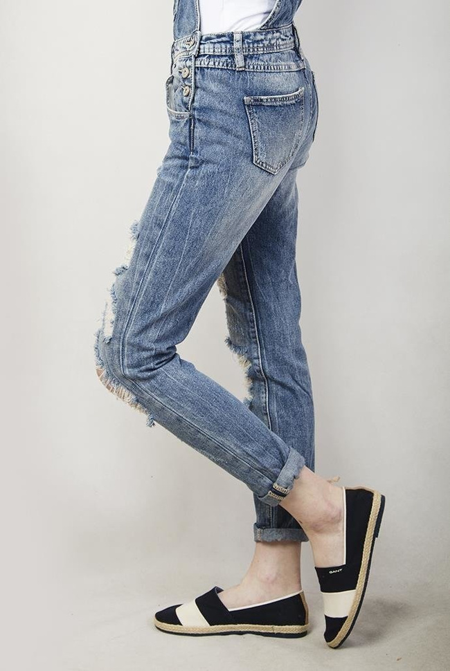 Spodnie ogrodniczki jeansowe z przetarciami i dziurami