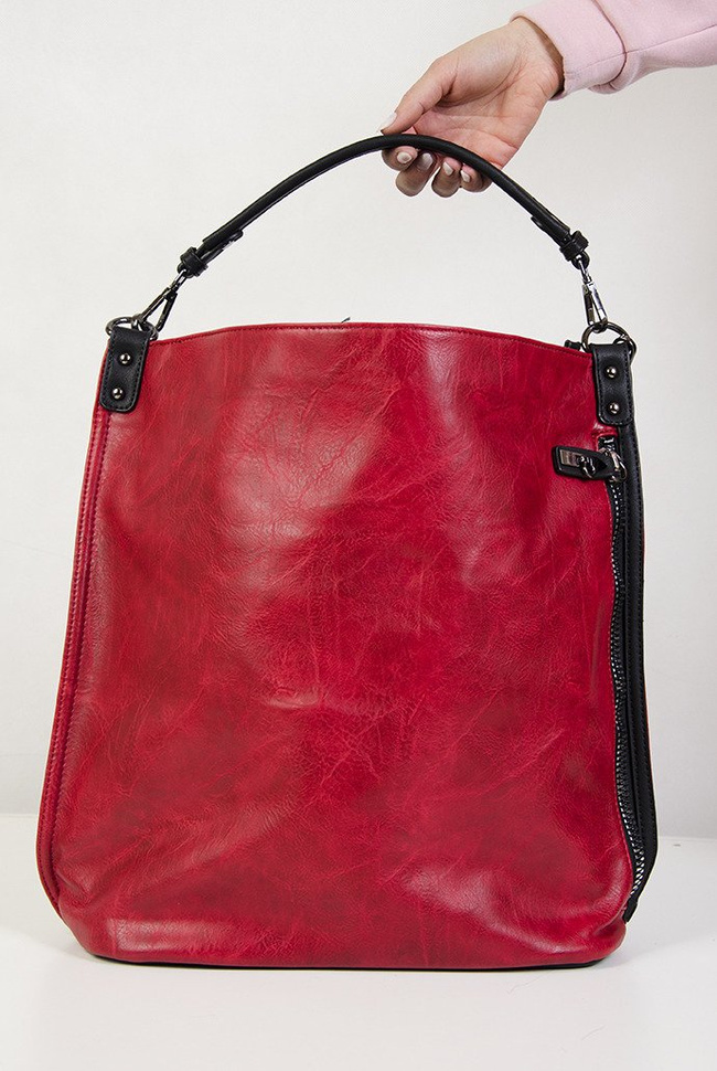 Duża czerwona torebka z ozdobnym zamkiem z boku
