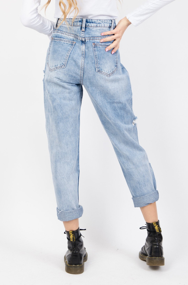 Jeansowe mom fit z dziurami oraz ukośnym zapięciem