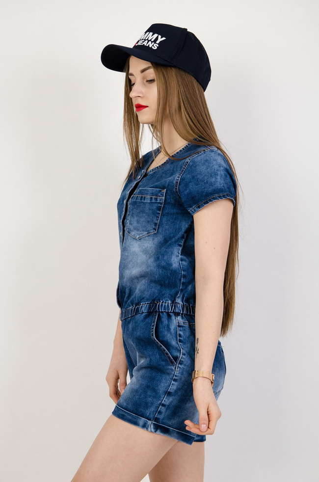 Krótki kombinezon jeansowy zapinany na guziki