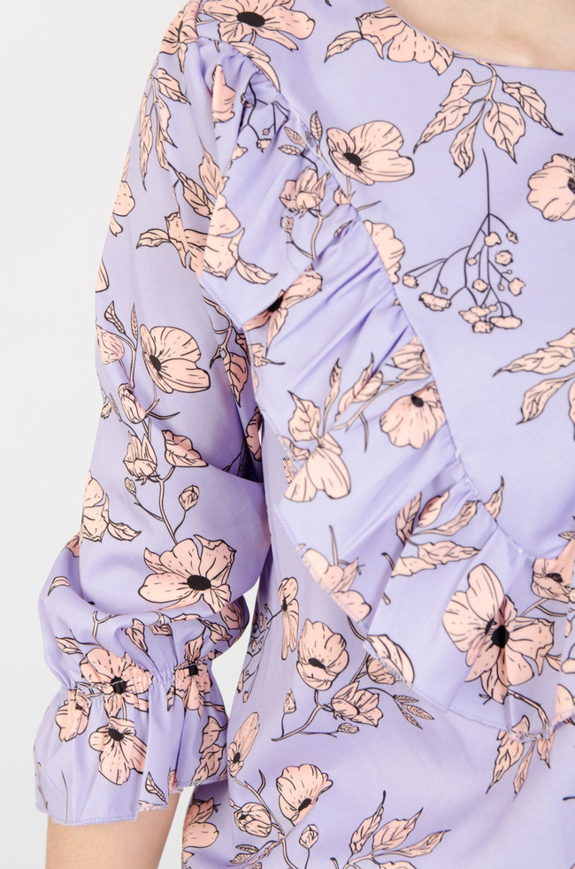 Fioletowa bluzka w pomarańczowe kwiaty z falbaną