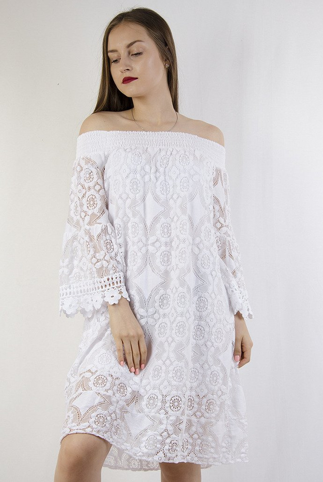 Biała ażurowa sukienka z odkrytymi ramionami