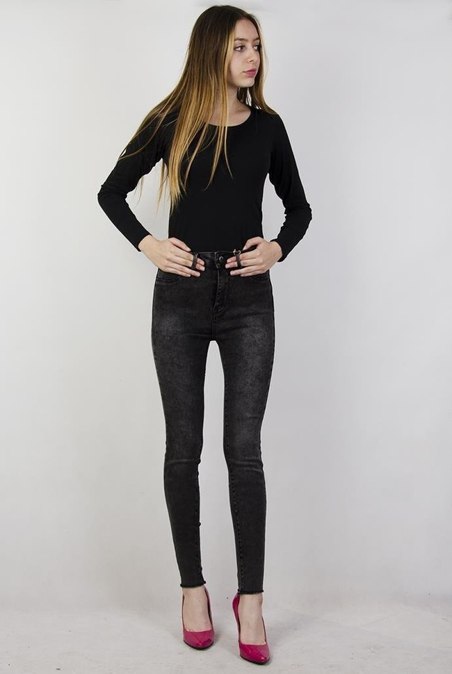 Czarne spodnie z poszarpanymi nogawkami