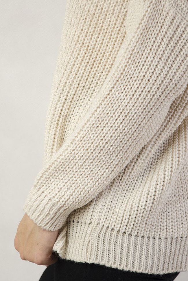 Beżowy sweter ze stójką