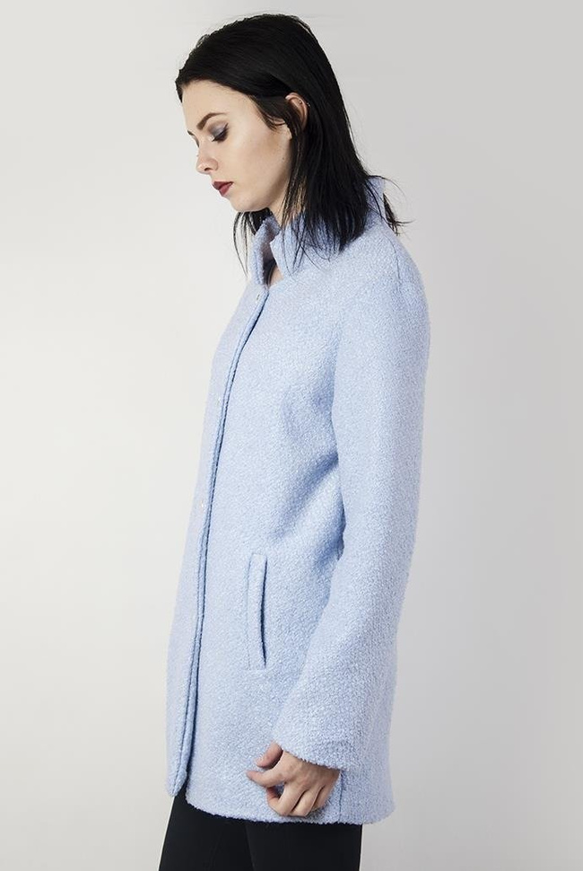 Jasnoniebieski płaszcz zapinany na guziki