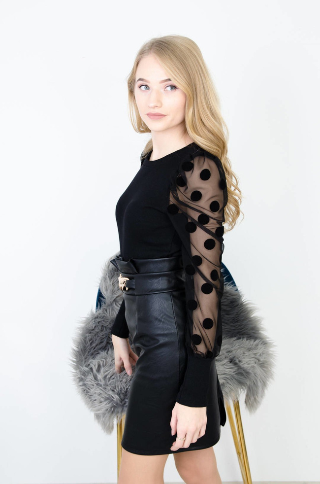 CZARNA PRĄŻKOWANA BLUZKA Z TIULOWYMI RĘKAWAMI W GROCHY