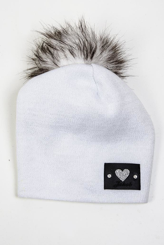 Biała czapka z wszywką z serduszkiem i pomponem
