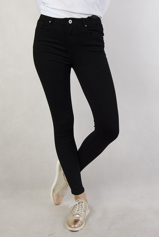 Czarne spodnie przylegające z wysokim stanem