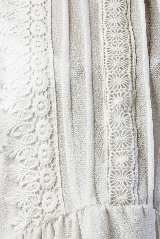 Biała bluzka szyfonowa z ażurowymi zdobieniami