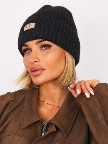 CZAPKA ZIMOWA Z OZDOBNĄ NASZYWKĄ I MANKIETEM- CZARNA