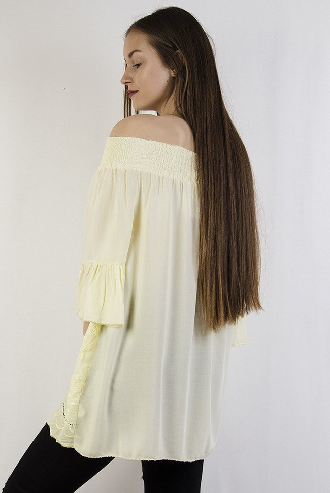 Żółta bluzka z szerokim ściągaczem w dekolcie