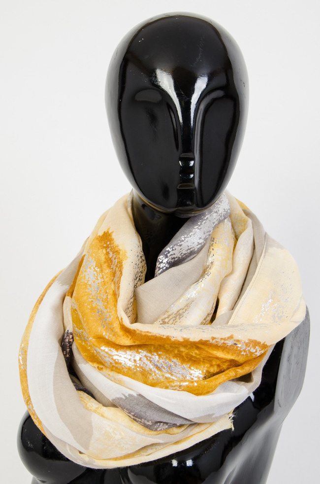 Żółty szal ze złotymi elementami 