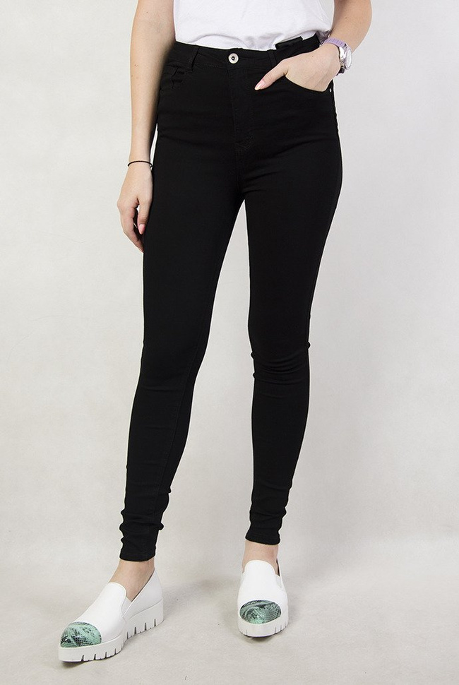 Czarne, przylegające spodnie rurki, z wysokim stanem