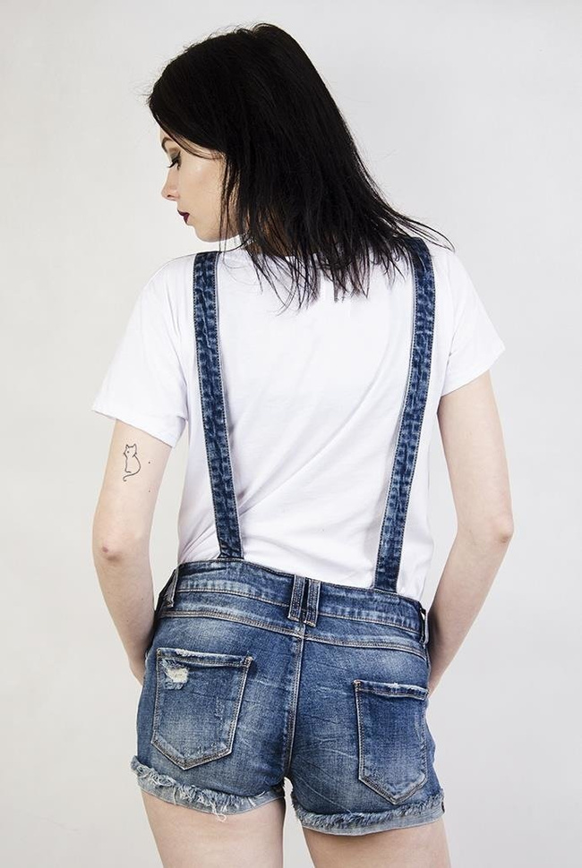 Jeansowe szorty ogrodniczki z szarpaniami na dole