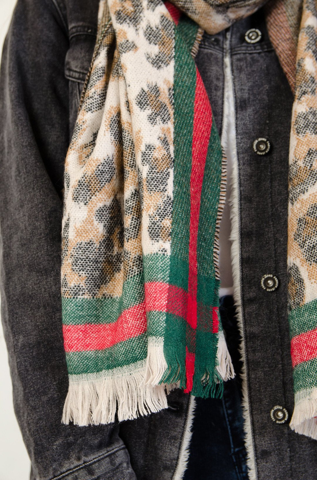 Beżowy szal w cętki z czerwono zielonym pasem 