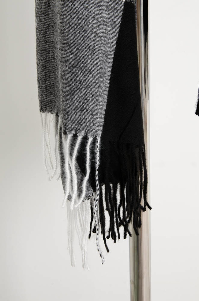 CZARNO-BIAŁY SZAL W KRATKĘ Z FRĘDZLAMI