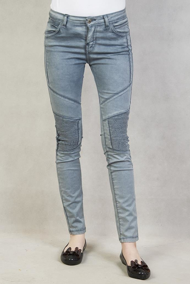 Niebieskie spodnie z przeszyciami na kolanach