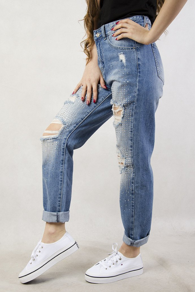 Spodnie jeansowe typu boyfriend z cyrkoniami i dziurami