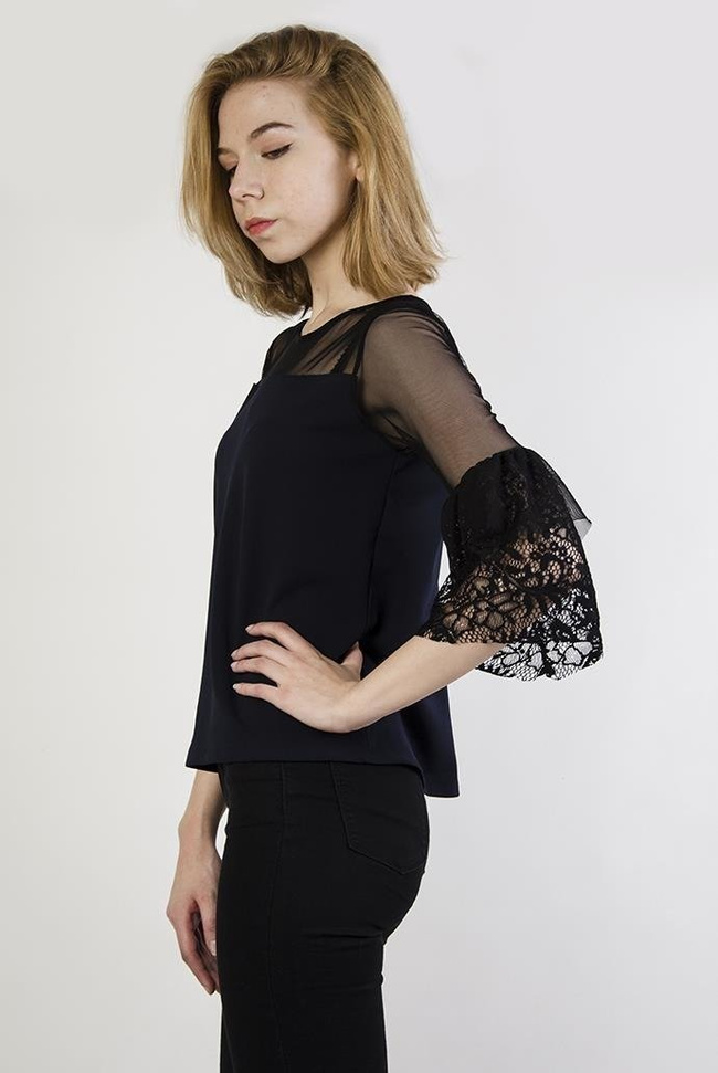 Granatowa bluzka z koronkowymi rękawami i wstawką z siateczki