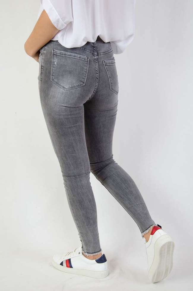 Jasnoszare spodnie jeansowe z przetarciami oraz koralikami