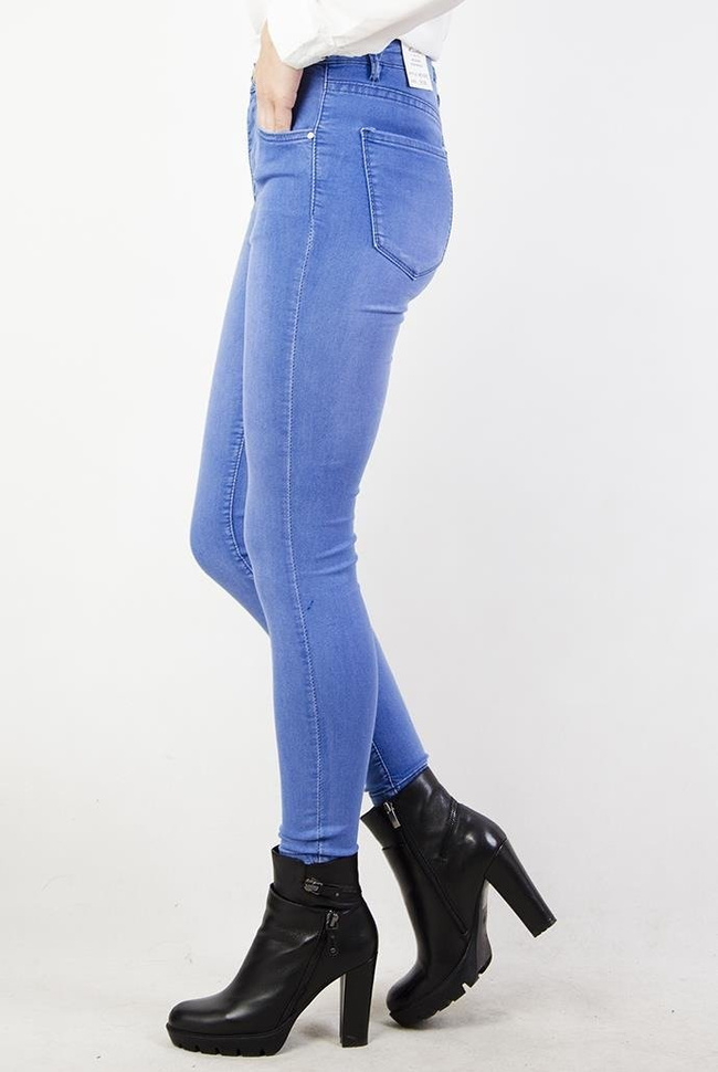 Jasnoniebieskie przylegające spodnie jeansy z wysokim stanem
