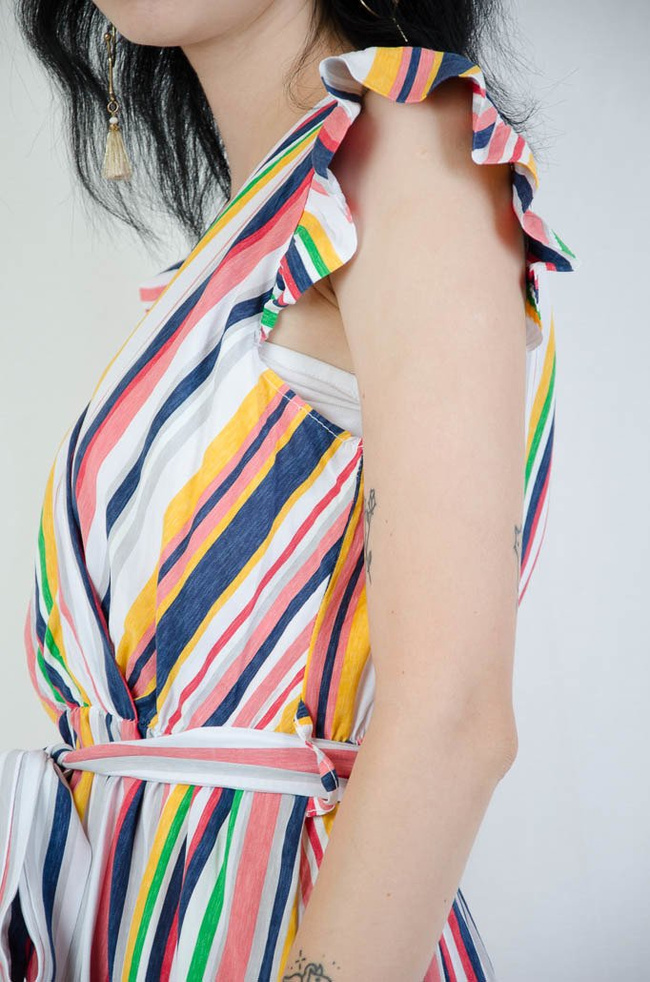 Sukienka w kolorowe paski wiązana po środku