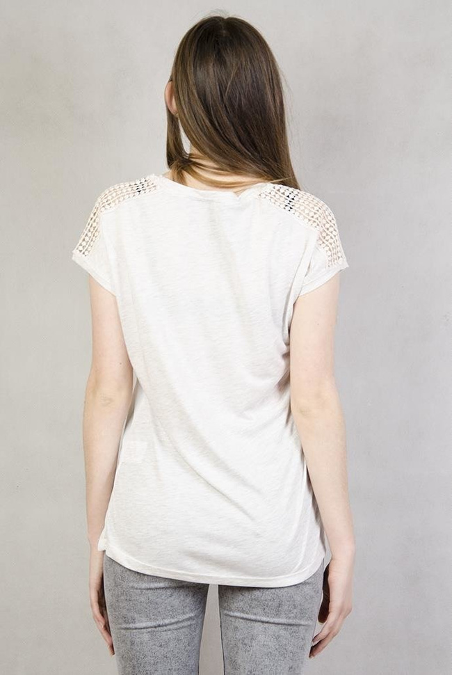 Beżowa bluzka ze sztampą w piórka