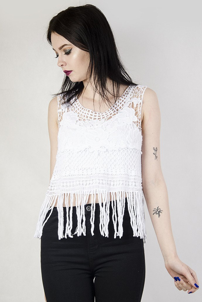 Krótka, koronkowa, biała bluzka z frędzelkami