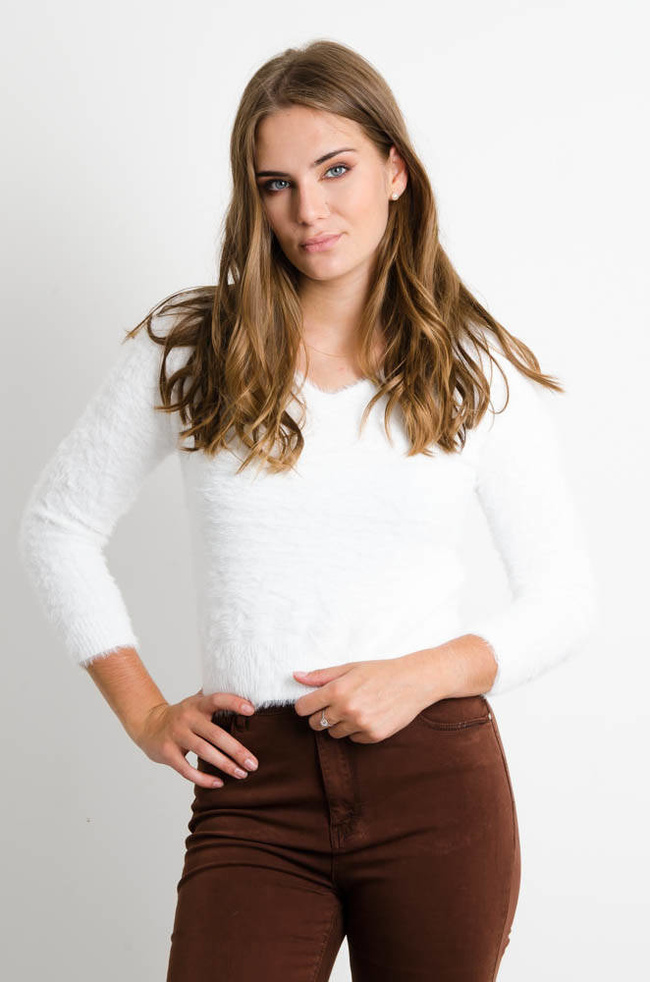 BIAŁY WŁOCHATY SWETEREK Z DEKOLTEM W SEREK