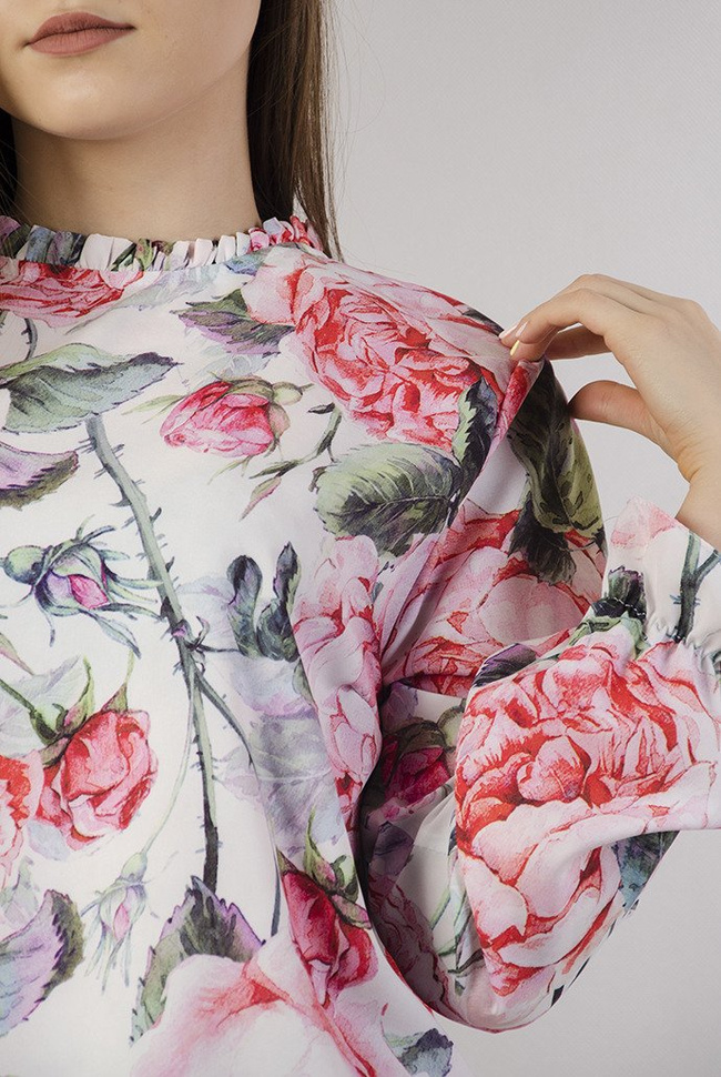 Biała bluzka w róże