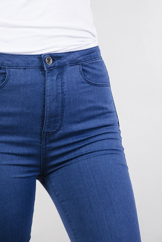 Niebieskie rurki z wysokim stanem