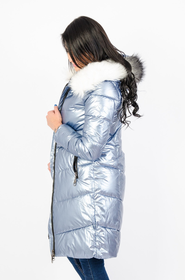Niebieski metaliczny pikowany płaszcz z futerkiem przy kapturze