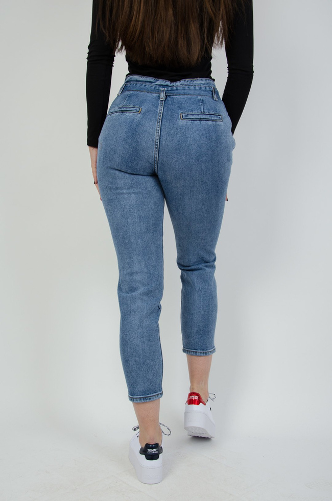 Jeansowe haremki z wysokim stanem oraz wiązaniem w pasie