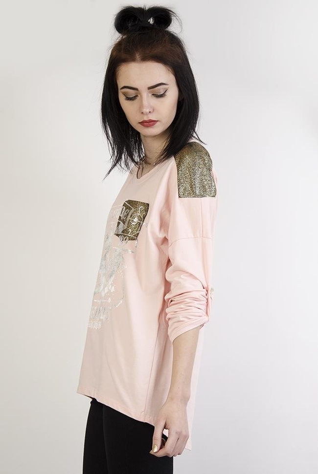 Jasnoróżowa bluzka z nadrukiem i złotymi elementami