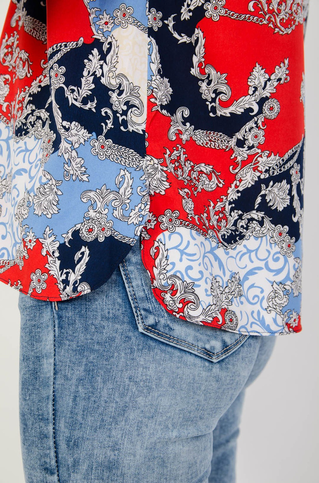 Wzorzysta bluzka z wiązaniem przy dekolcie