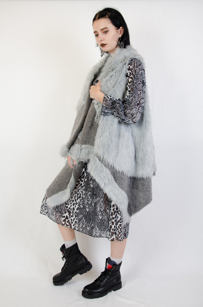  Futrzana jasnoszara kamizelka o asymetrycznym kroju