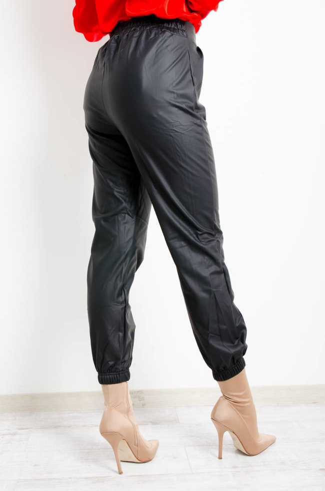 SPODNIE JOGGERY Z IMITACJI SKÓRY Z OZDOBNYM ŁANCUCHEM