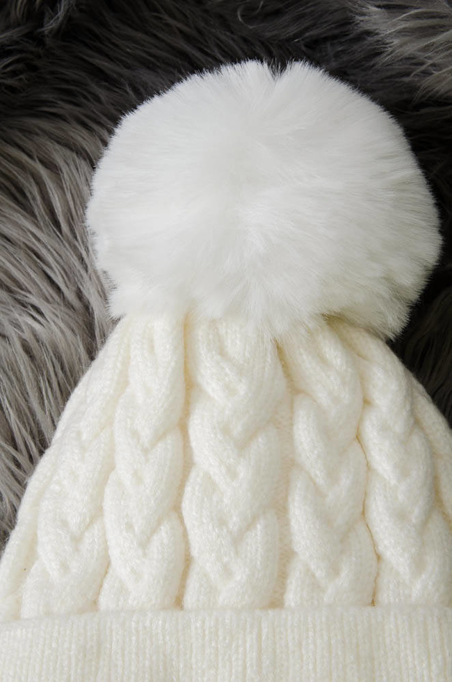 KREMOWA ZIMOWA CZAPKA PLECIONA Z POMPONEM