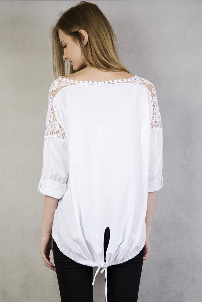 Biała, asymetryczna bluzka z ozdobnym haftem na ramionach