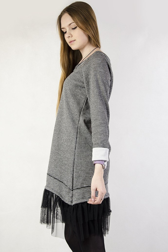 Asymetryczna sukienka w pepitkę, zakończona tiulem