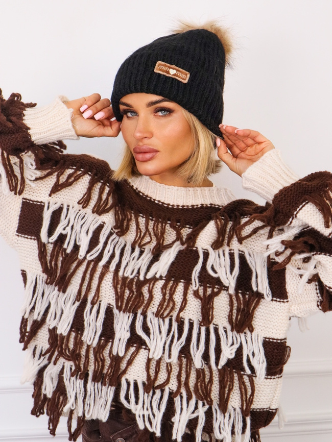 ZIMOWA CZAPKA Z POMPONEM I OZDOBNĄ NASZYWKĄ- CZARNA