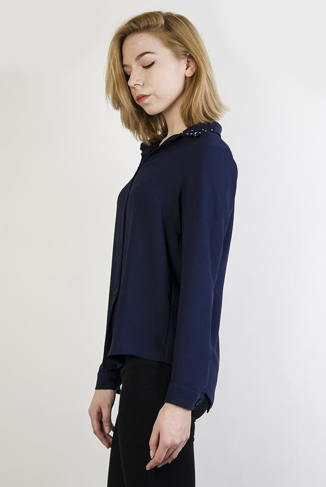 Asymetryczna granatowa koszula z ćwiekami przy kołnierzu