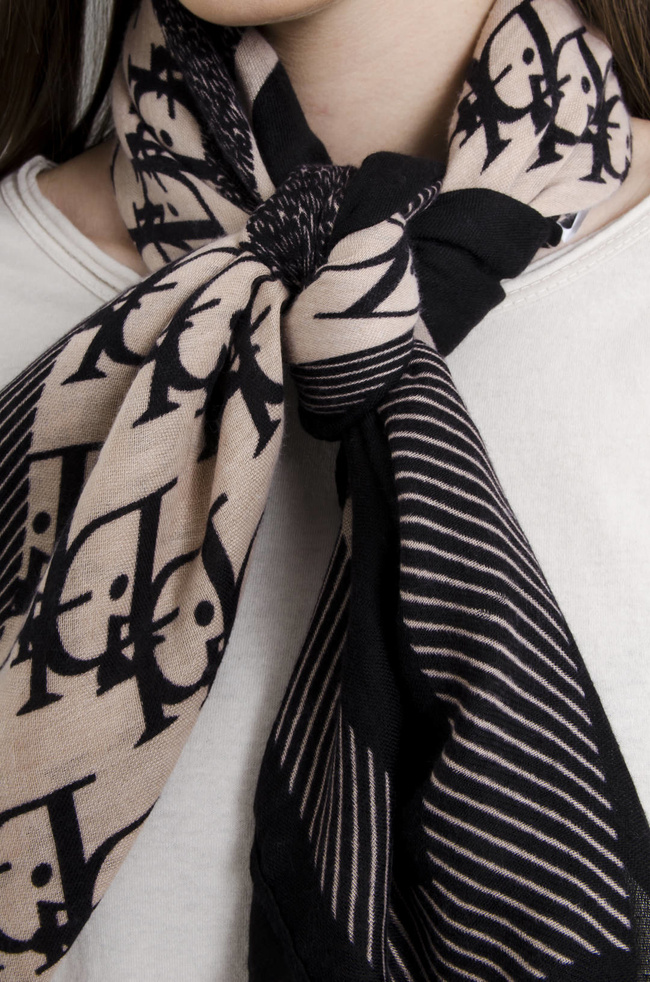 BEŻOWO-CZARNY WZORZYSTY SZAL 