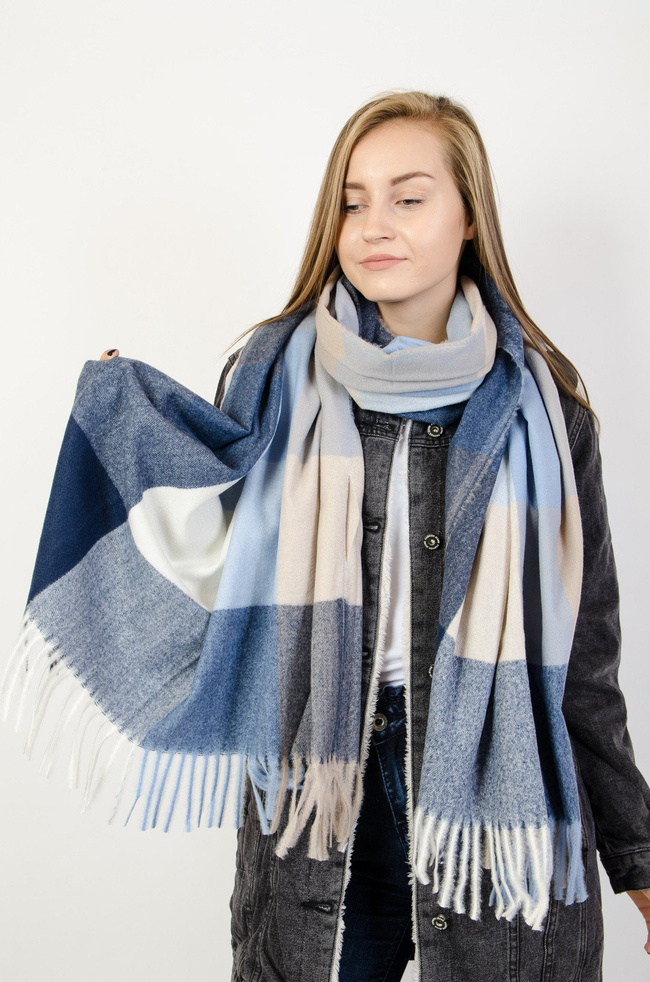 Beżowo- niebieski szal w kratę 