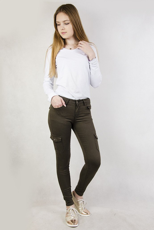 Khaki spodnie bojówki z kieszeniami po bokach