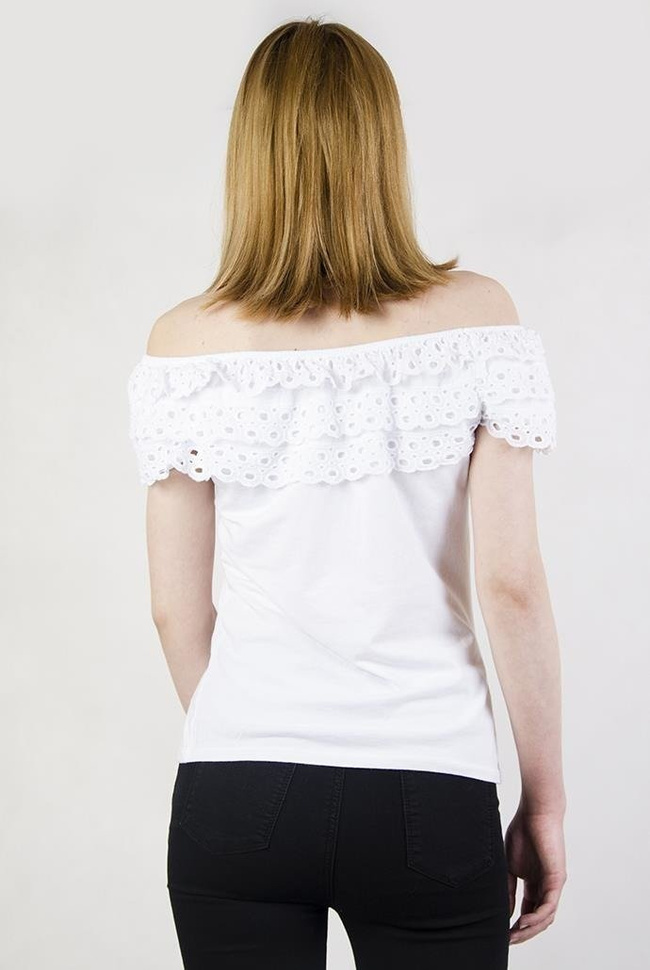 Biała bluzka z gumką w dekolcie oraz ażurowymi zdobieniami przy falbanach
