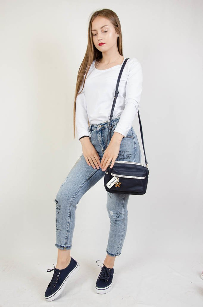 Spodnie jeansowe typu BOYFRIEND z napisami