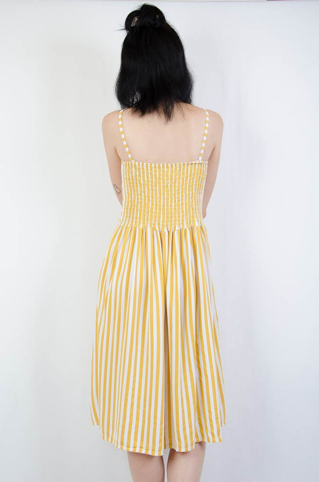 Żółta sukienka w pasy na ramiączka