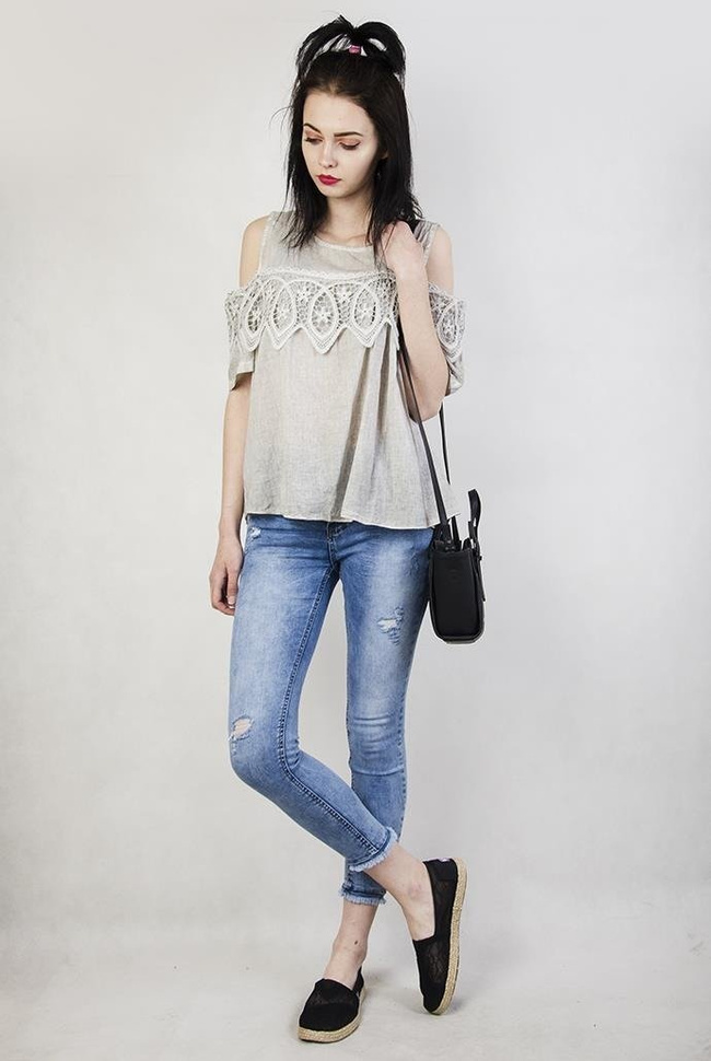 Szara bluzka z wyciętymi ramionami i ażurowym zdobieniem