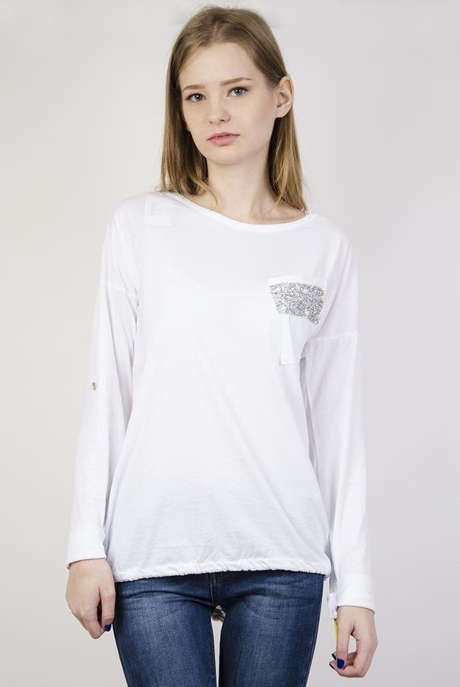 Biała bluzka z podwijanym rękawem oraz zdobioną kieszonką